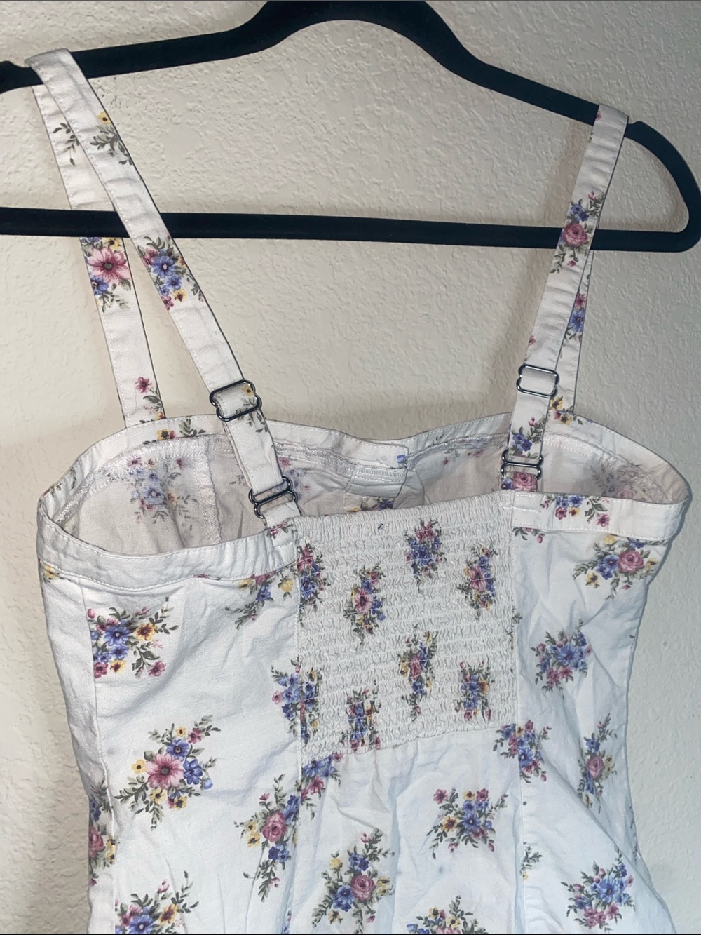 💋Adorable white dress with floral details that singes in the back! - Picture 4 of 9
